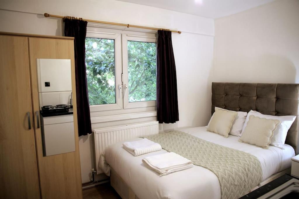 Ensuite With Kitchen Stunning Double-Bed Room In Zone 2 Лондон Екстериор снимка